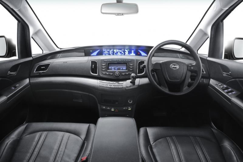 环抱式设计的中控台和长条状的中置仪表盘是内饰设计主轴。