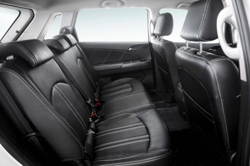 车子后座可以舒服乘坐三个成人。