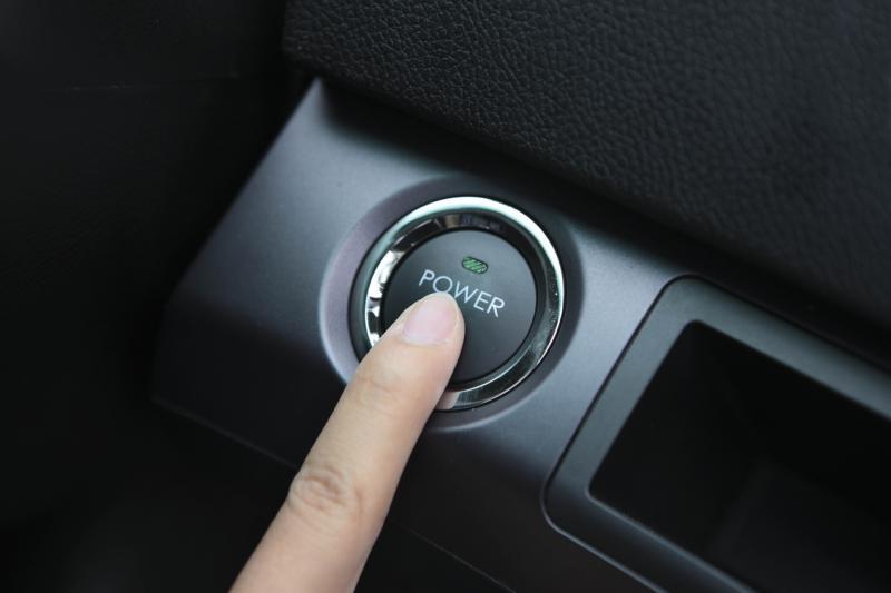 车子有无钥匙启动引擎功能。