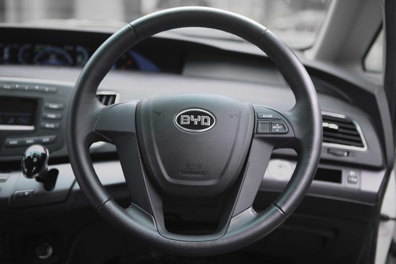 驾驶盘略为沉重。