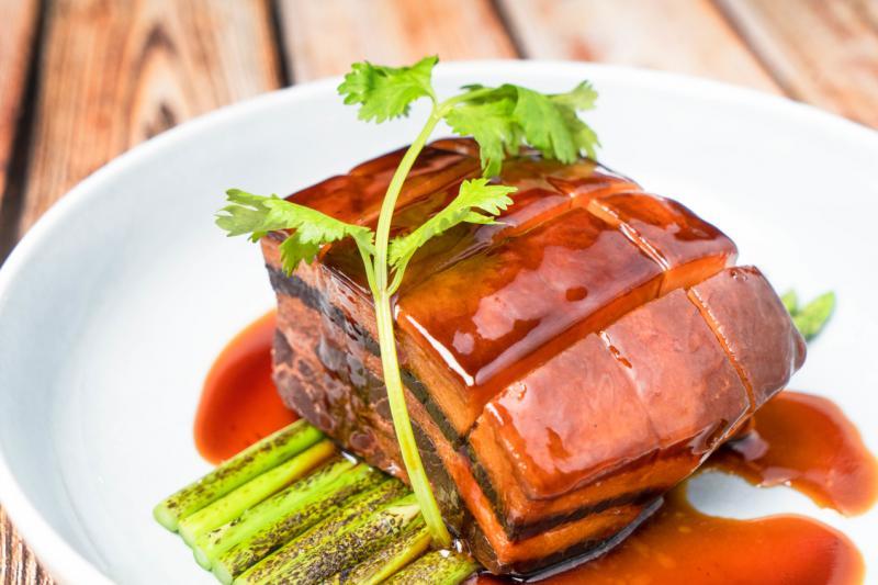 经48小时慢煮的东坡肉。