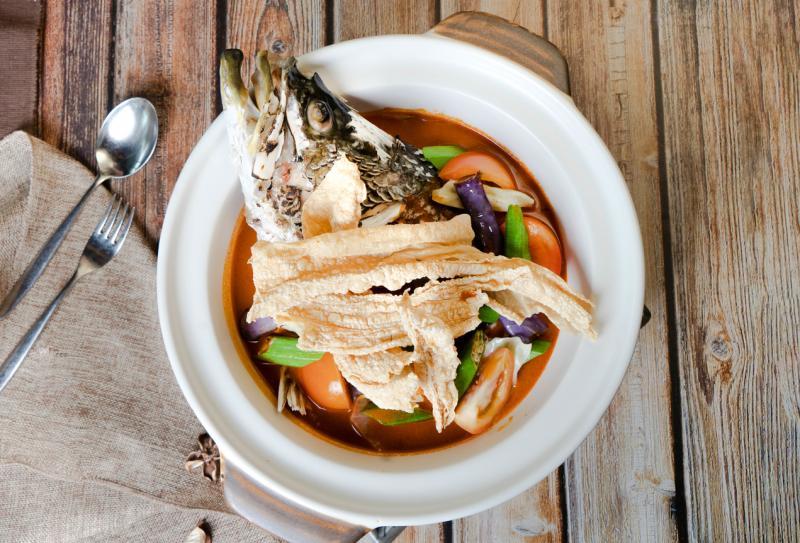 阿参咖喱深海鲈鱼头煲。