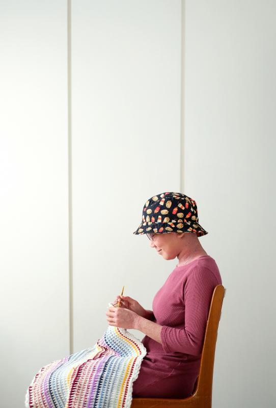 只有全神贯注地做针织,才能暂时“脱离”生活中的痛痒,二十六岁的杨静睿自三岁起就受尽皮肤病的折磨,她用加倍的力气应付日常作息。每天从疼痛中醒来,在痕痒难耐中睡去。