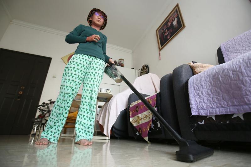 杨静睿每天会掉很多皮肤,必须天天清理。(陈斌勤摄)