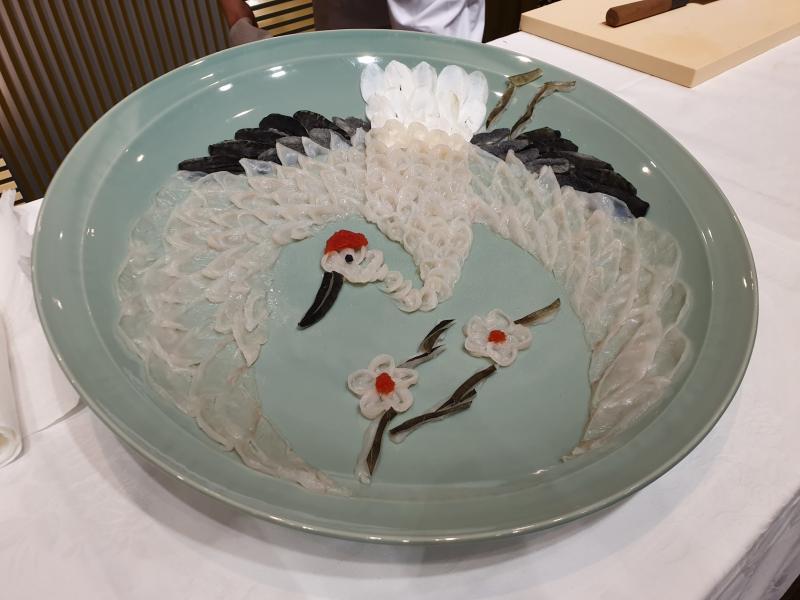 河豚刺身摆盘成仙鹤,呈献艺术之美。