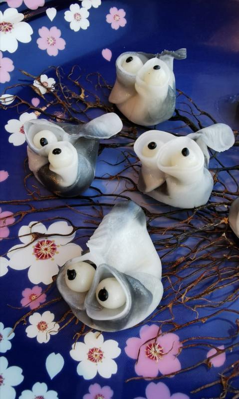 河豚水晶饺以墨鱼汁制造鱼皮。(餐馆提供)