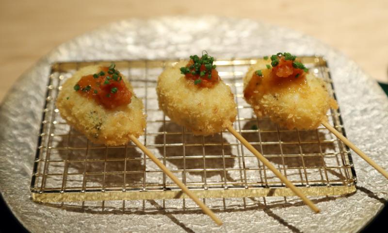 河豚炸串包裹日本青葱,咬下去时滋味清新。(陈爱薇摄)