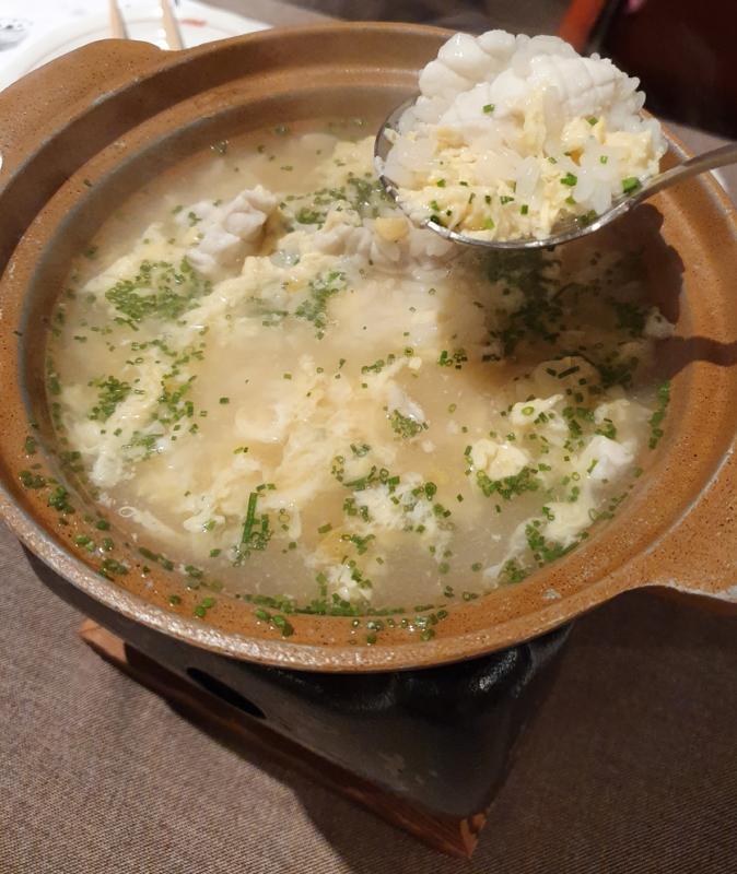 河豚汤底煮成鱼肉蛋花粥。(陈爱薇摄)