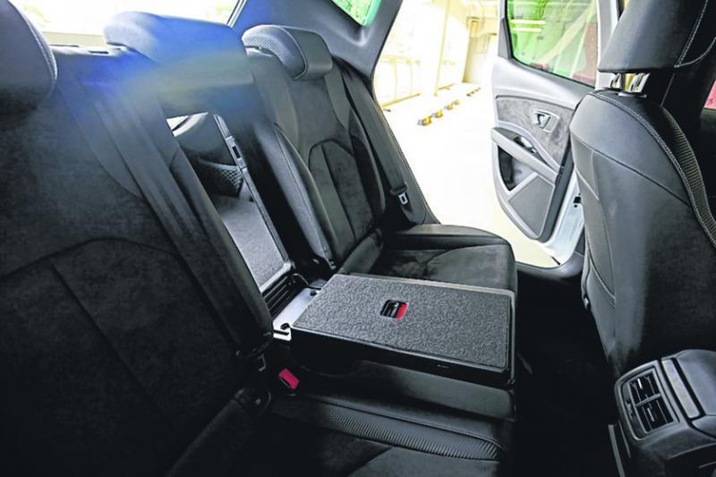 后座中间位可以拉下，不用下车也能伸手去行李厢取物。载长型物品如竹竿时，这个小洞口就可发挥大作用了。