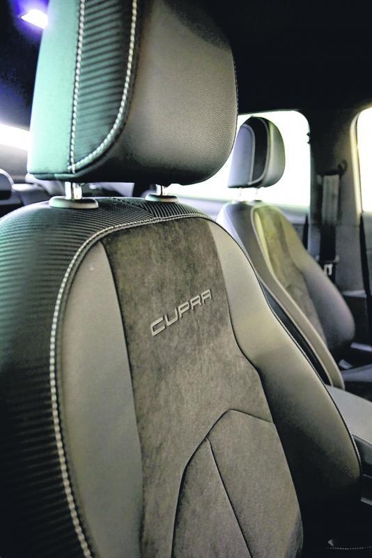 前后座椅采用Alcantara材质，提升质感。