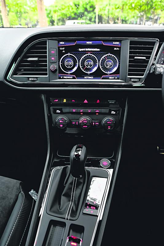 8英寸的中控娱乐触屏，最好玩的是点击运动资讯时，触屏上会出现三个数码圆圈，分别显示重力、轮胎气压和引擎温度，还可以启动laptimer。