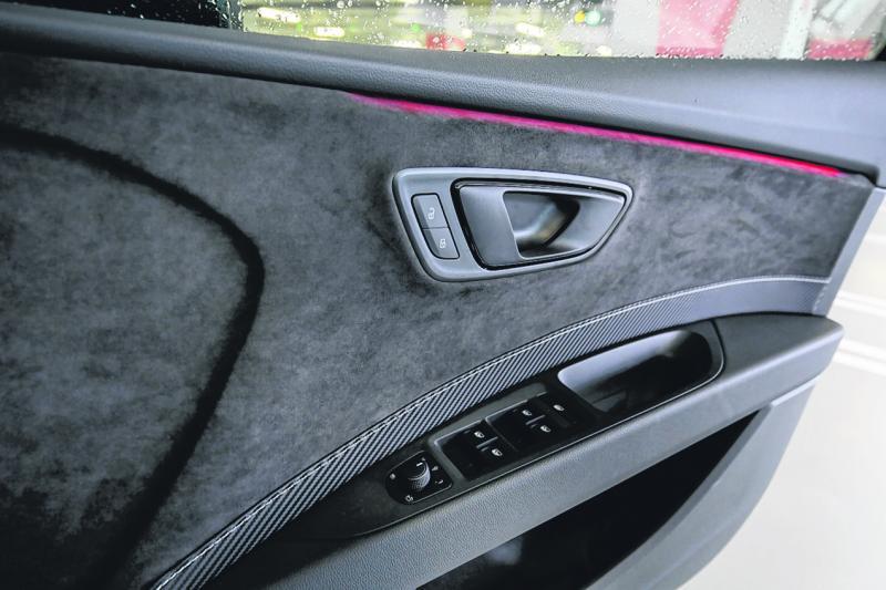 启动sport和cupra模式时，车门会亮起一行细长的红色气氛灯。