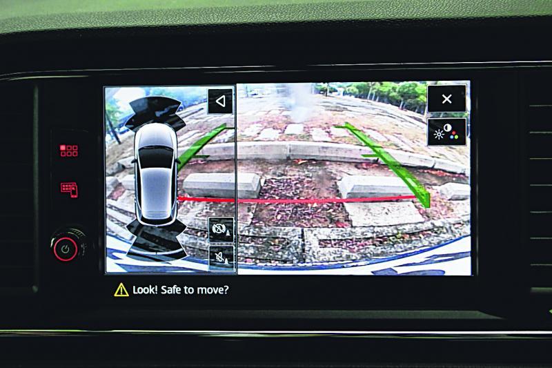 停车时，中控娱乐触屏会显示汽车周围的影像。