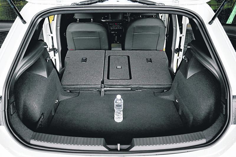 380公升的行李厢，如果不够用，还可以放倒后座的座椅。