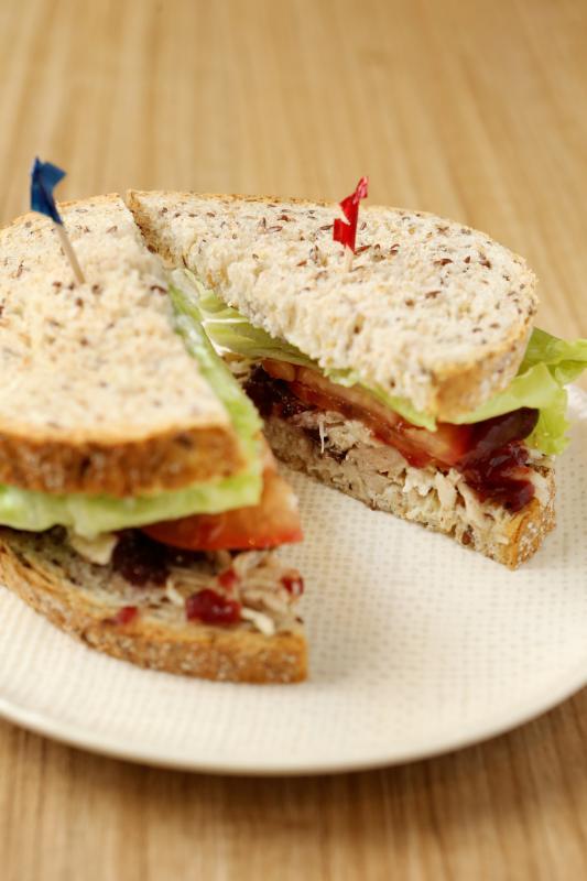 爽口的迷迭香鸡肉三文治。