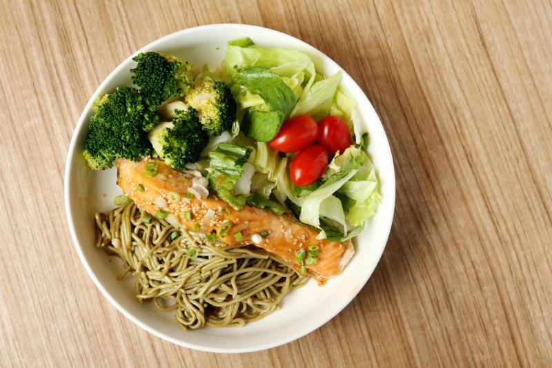 包含蔬菜与优质碳水化合物的碗食。