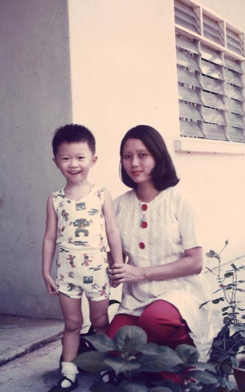 母亲有空，就带幼年的方齐扬去医院找父亲，也在那里温习功课。（受访者提供）