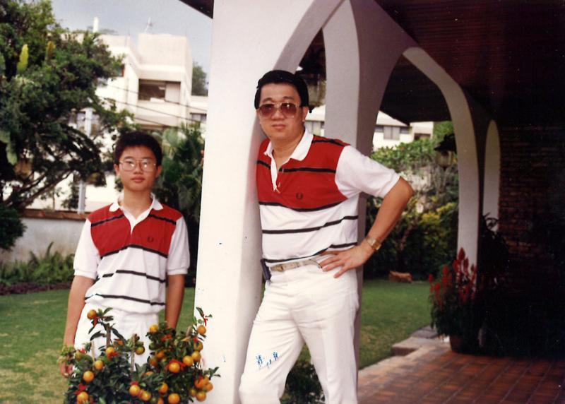 父子同框，穿着同样服饰，这也是促进情感的方式。（受访者提供