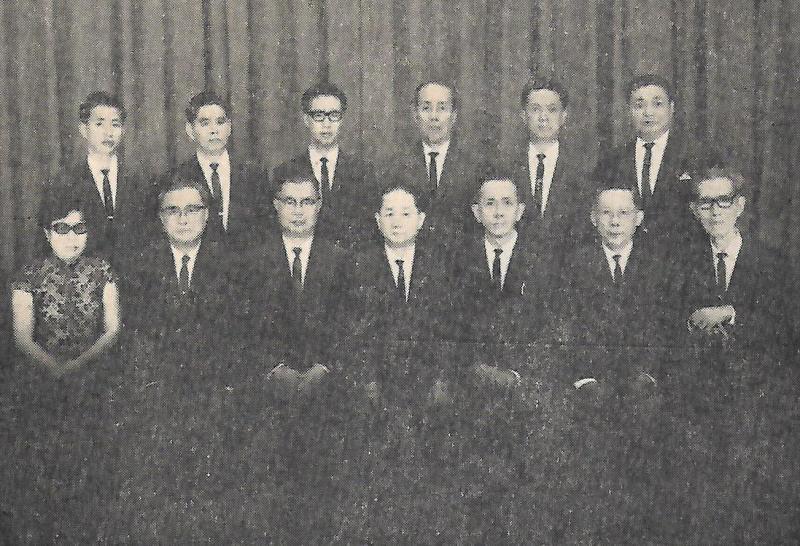 方齐扬医生的奶奶梁原磊医师（前排左一）和爷爷方展纶（前排左四）是早年同济医院的中医，前者更是医院第一位女医师。（受访者提供）