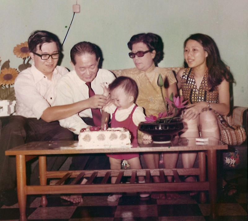 爷爷奶奶和父母，欢庆方齐扬一周岁生日。（受访者提供）