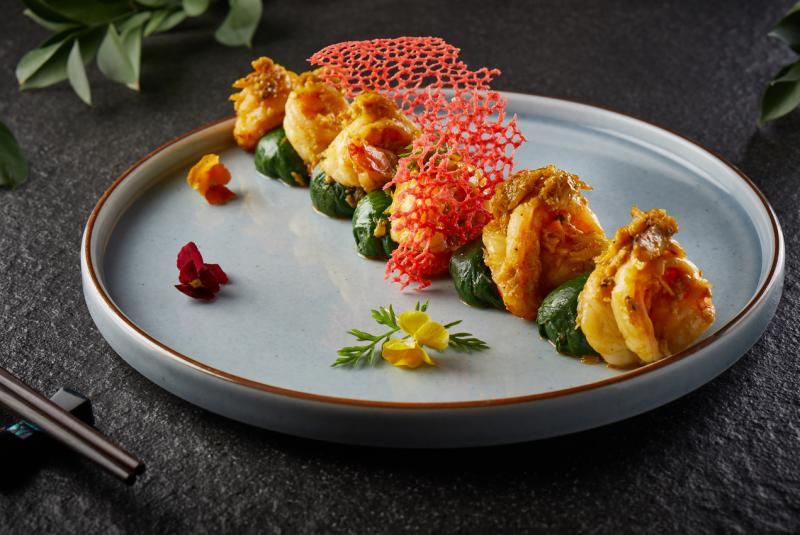 香聚餐馆的蟹粉明虾球配翠玉包。