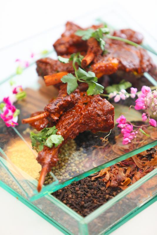 Song of India的烤羊排（Lamb Chop Masala）以特制香料盒摆盘。（何家俊摄影）
