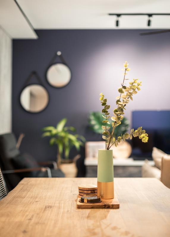 餐室和客厅都以木质调为主调,配以清爽墙面颜色。