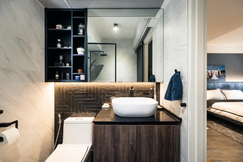 主卧洗手间有一点好玩的“男性化” 。