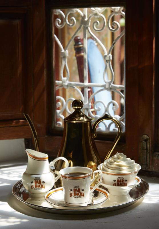 Bacha Coffee用特制镀金不锈钢咖啡壶及精致瓷器盛装咖啡。