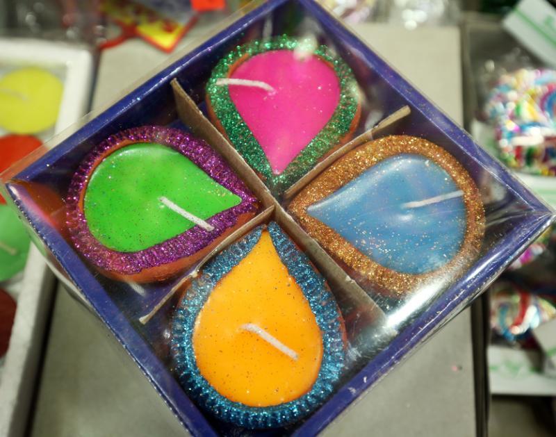 新式蜡烛取代传统油灯。（萧紫薇摄）