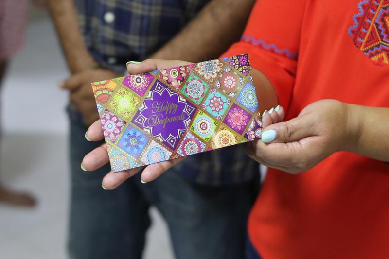 印度人在佳节也有派发红包的传统，红包五颜六色，绘有代表印度文化的图饰，非常漂亮。（龙国雄摄）