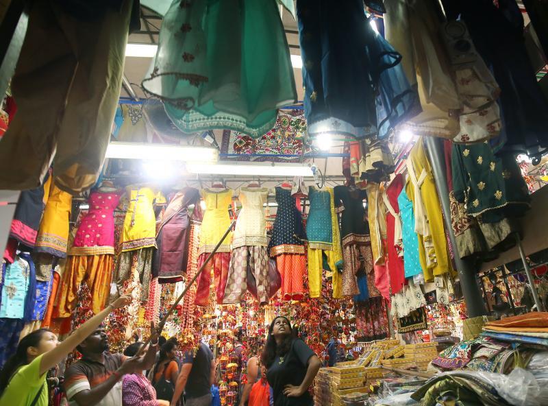 在屠妖节穿新衣，象征新的开始。（萧紫薇摄）