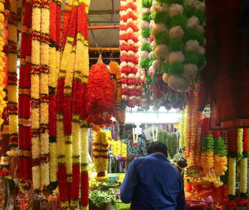 色彩鲜艳的真花与假花。（萧紫薇摄）