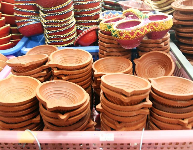 用陶泥制作的传统油灯。（萧紫薇摄）