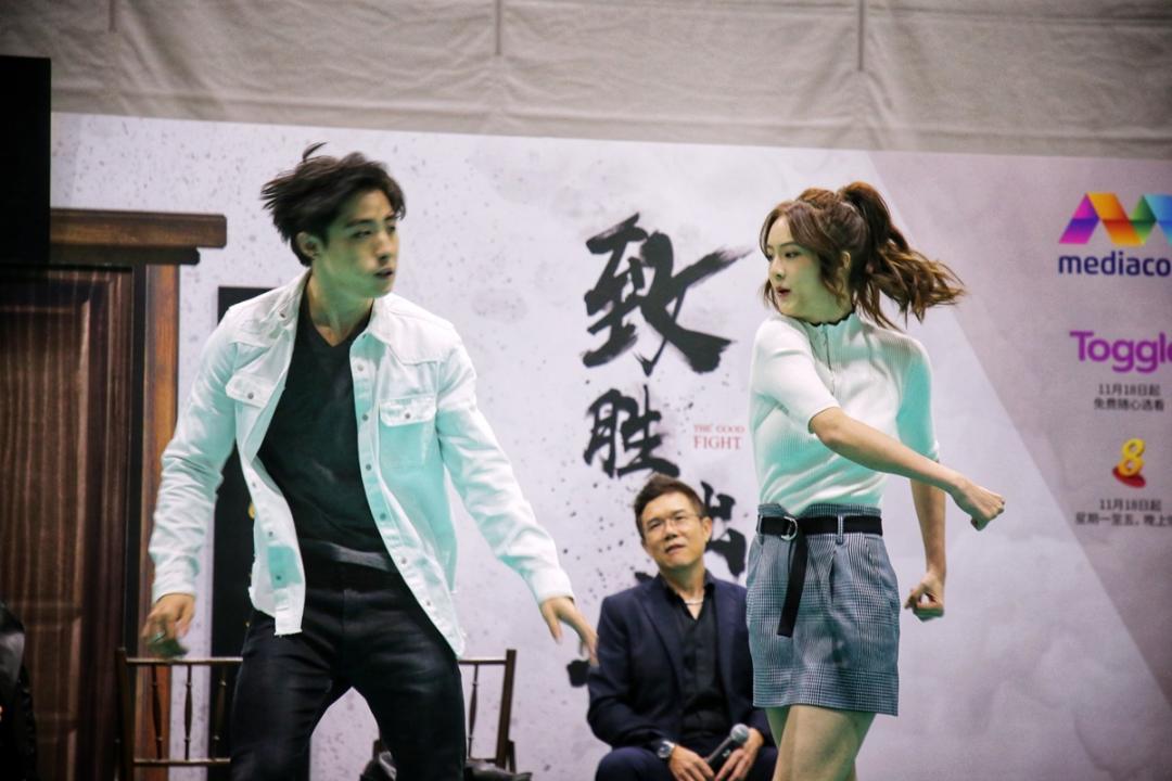 郑颖和宗子杰在记者会上示范武打动作。（严宣融摄）