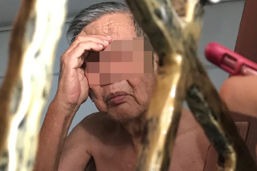 驼背老翁说自己与孩子同住。（王彦燕摄）