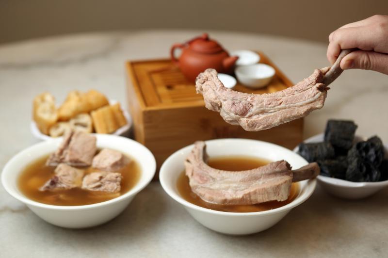 发起人肉骨茶轻轻一拨就骨肉分离的“长排骨”。(谢智扬摄)