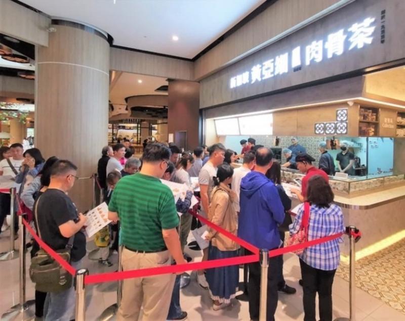 桃园大江购物中心的黄亚细肉骨茶第四家分店于上周四正式开业,食客络绎不绝。