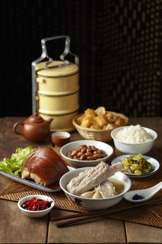 松发肉骨茶沿用创办时期的配方制作。