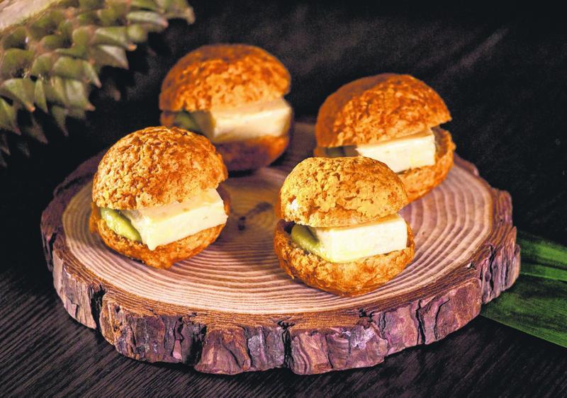 榴梿菠萝包外层是脆皮泡芙,中间夹的是D24榴梿泥。