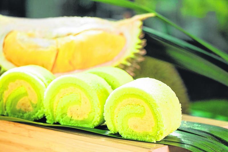 夹着榴梿泥的瑞士卷,要做到外形圆滑不裂且吃起来不腻,考功夫。