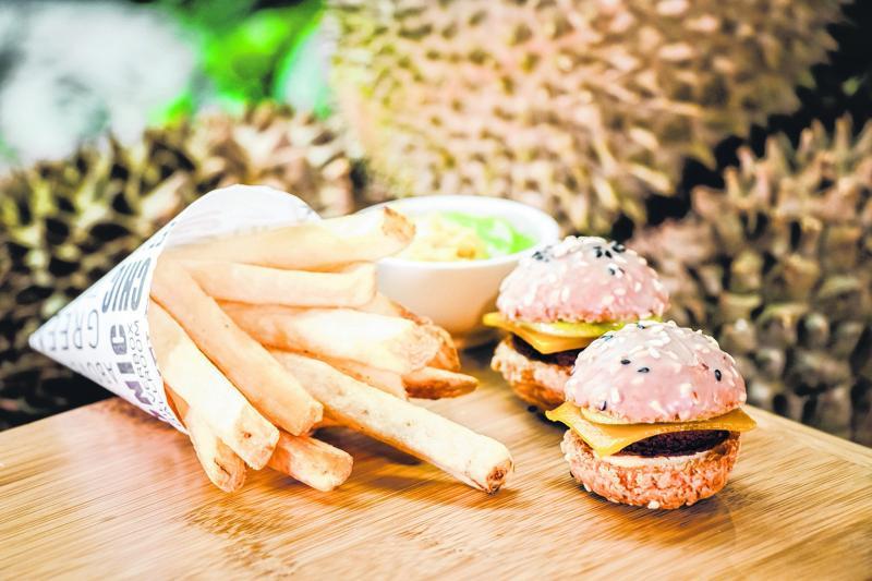 这可不是一般的汉堡,面包是法式泡芙,芝士是芒果菜燕,肉饼是巧克力蛋糕,酱料是榴梿泥。炸薯条的芝士蘸酱也是榴梿泥。