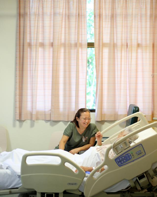 黄丽华今年7月失去丈夫后成为亚历山大医院义工,她认为无须避忌谈论临终和生死,谈好能让亲人更好过。(龙国雄摄)