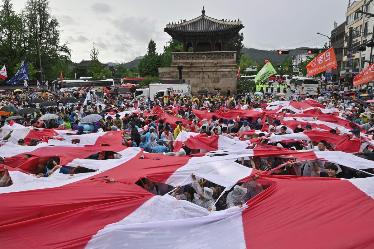 skorea-japan-diplomacy-trade-protest-102405_Large.jpg