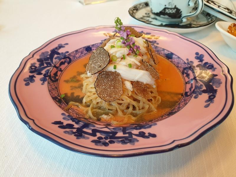 黑松露阿拉斯加蟹焖银丝面。(黄亿敏摄)