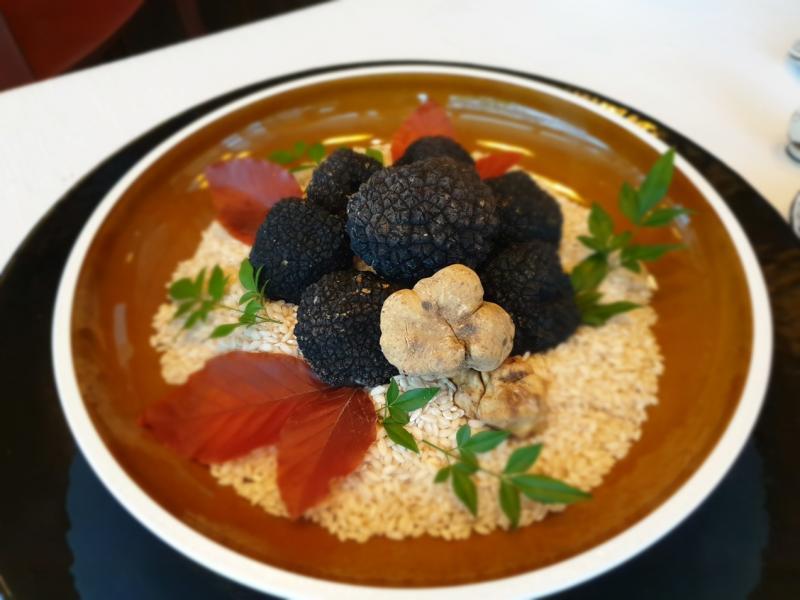 黑松露珍贵,白松露更是身价百倍。(黄亿敏摄)