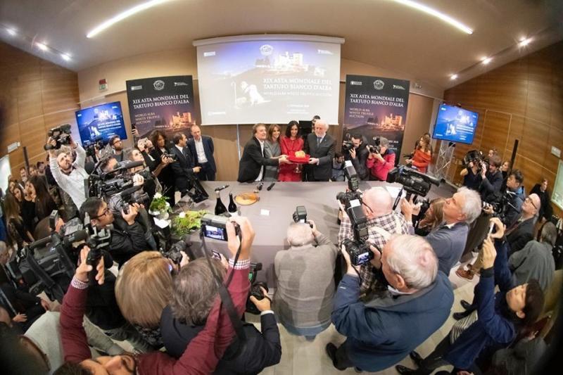 往年的“世界阿尔巴白松露拍卖会”,都在不同国家同步进行。(受访者提供)