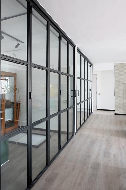 这是客厅的一排铁门,如果完全打开,客厅看上去更大。