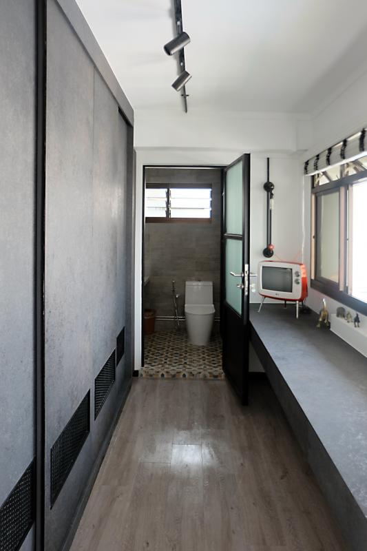 面向窗口的步入式衣柜。