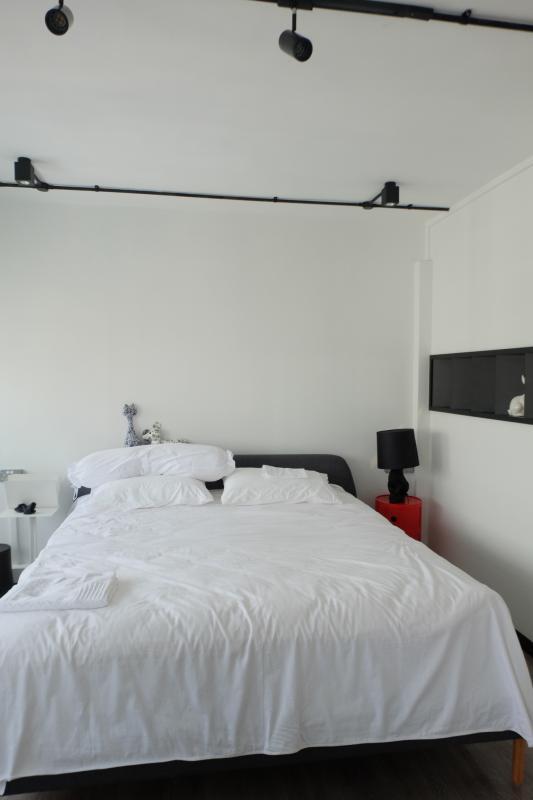 以白色打点卧房,视觉上轻松爽快,消除了压迫感。